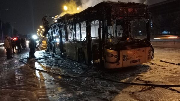 Seyir halindeki İETT otobüsü yandı - Sputnik Türkiye