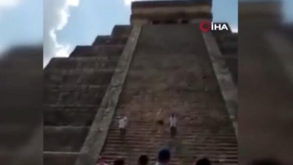 Meksika’nın Yucatan eyaletinde yer alan koruma altındaki Kukulcan Tapınağı adlı piramidin zirvesine tırmanan turist, sopalı saldırıya uğradı. - Sputnik Türkiye