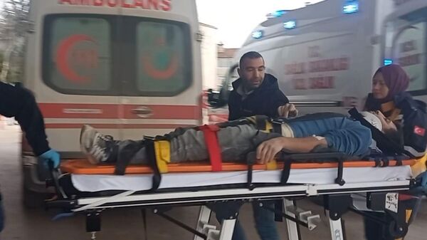 Bursa'nın İnegöl ilçesinde yapımı devam eden site inşaatında meydana gelen olayda bir işçi, inşaatın 3. katından yerde çalışan ağabeyinin üzerine düştü. 2 işçi de yaralandı. - Sputnik Türkiye