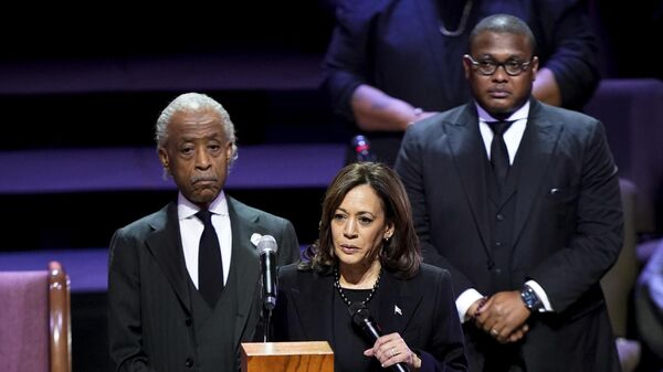 ABD Başkan Yardımcısı Kamala Harris, 7 Ocak'ta polislerce dövülerek hayatını kaybeden siyah Tyre Nichols'ın Tennesse'deki cenaze törenine katılarak polis reformunun yasalaşması çağrısında bulundu. - Sputnik Türkiye