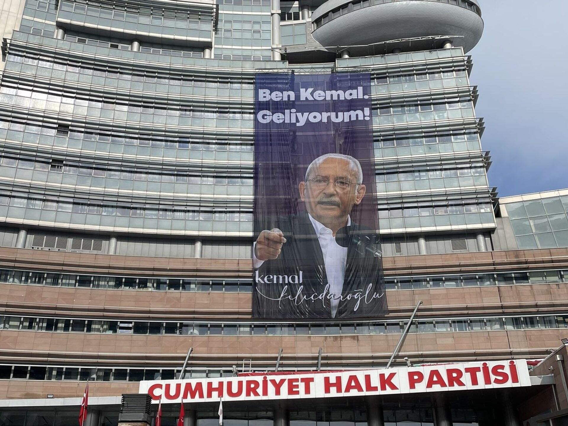 CHP Genel Merkezi'ne Yeni Afiş: 'Ben Kemal, Geliyorum' - 03.02.2023 ...