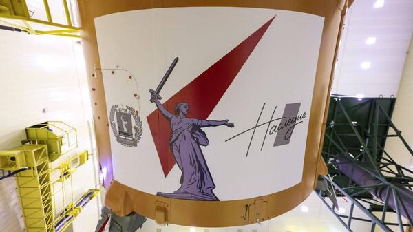 Roscosmos, Stalingrad Muharebesi anısına dekore edilmiş Soyuz-2.1a roketini gösterdi - Sputnik Türkiye