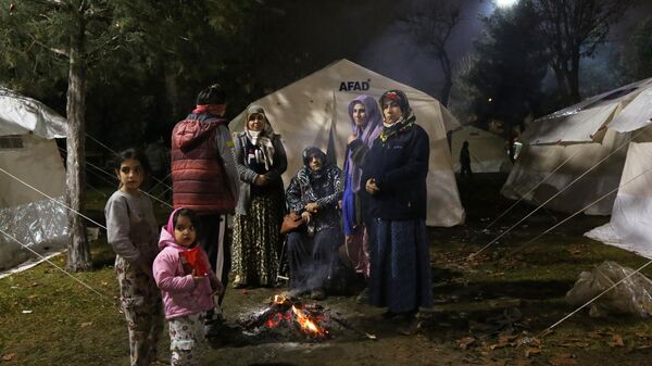 Diyarbakır'da, geceyi sokakta geçiren vatandaşlar battaniye, yiyecek ve içecek istedi
 - Sputnik Türkiye