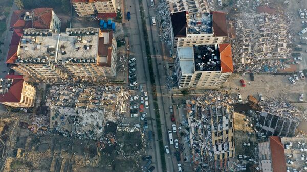 Kahramanmaraş merkezli, 10 ili etkileyen 7,7 ve 7,6 büyüklüğündeki depremlerin ardından, Hatay'ın Antakya ilçesi Karasu Mahallesi'ndeki yıkılan binada arama kurtarma çalışmaları sürüyor. - Sputnik Türkiye