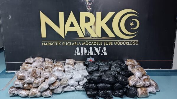 Adana polisi 'Depremzedelere yardım götürüyoruz' bahanesiyle 107 kilo 100 gram esrar taşıyan iki şüpheliyi yakaladı. - Sputnik Türkiye