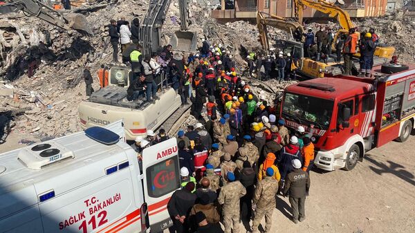 Adıyaman'da depremin 7. gününde 153. saatte Yamanlar Sitesi'nde 21 yaşındaki Rukiye Sincar, kurtarma ve itfaiye ekiplerince sağlıklı olarak çıkarıldı.  - Sputnik Türkiye