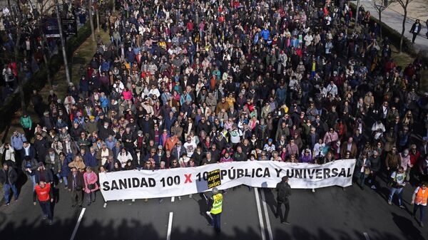 İspanya'nın başkenti Madrid'de yaklaşık 2.5 aydır grevde olan doktorlar, diğer sağlık sektörü çalışanlarının da desteğiyle geniş katılımlı gösteri düzenledi. - Sputnik Türkiye