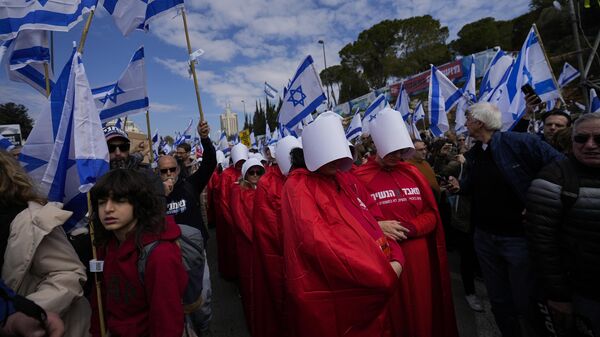 Benyamin Netanyahu hükümetinin yargı bağımsızlığına darbe olarak görülen reformuna karşı İsrail meclisi (Knesset) önünde düzenlenen protestoya 100 bini aşkın kişi katıldı.  - Sputnik Türkiye