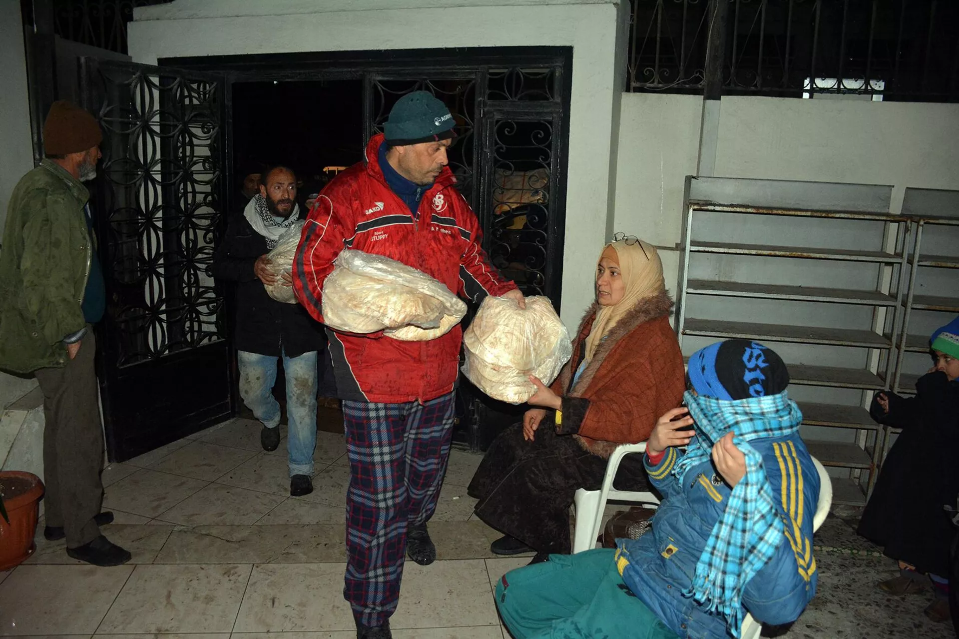 Suriye’de depremden etkilenen tüm insanlara sürekli yardım ediliyor - Sputnik Türkiye, 1920, 15.02.2023