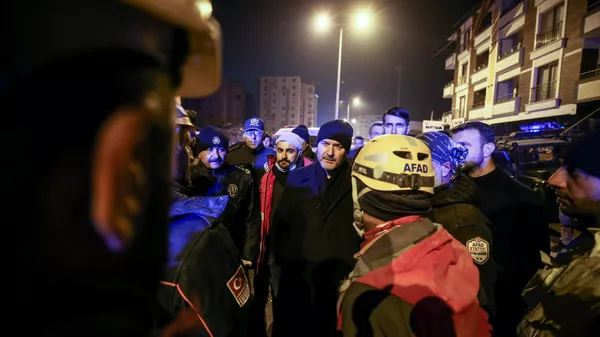 İçişleri Bakanı Süleyman Soylu, Hatay'ın merkez Antakya ilçesinde depremin 260. saatinde 14 yaşındaki çocuğu enkazdan çıkaran ekibi ziyaret ederek bilgi aldı.  - Sputnik Türkiye