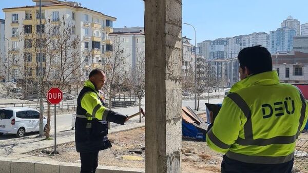 Dokuz Eylül Üniversitesi'nden (DEÜ) 25 kişilik ekip, Gaziantep'teki ilçelerde yapı stokunun incelenmesi ve hasar tespit çalışması için çalışma yapıyor. - Sputnik Türkiye
