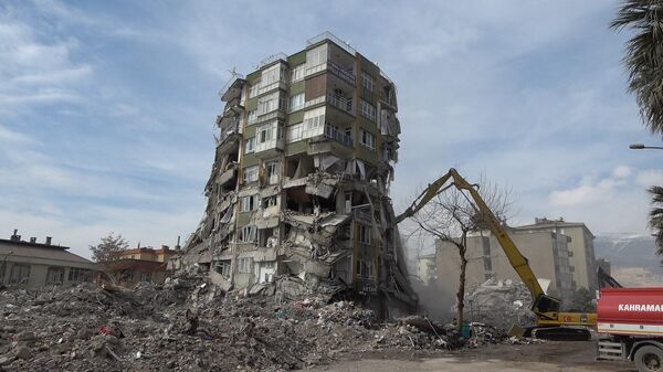 Ağır hasarlı binaların yıkımıyla ihmaller ortaya çıktı: ‘Aşırı derecede deniz kumu kullanılmış’ - Sputnik Türkiye