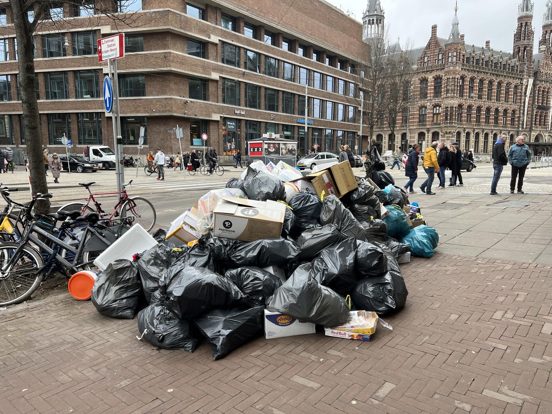 Hollanda'nın başkenti Amsterdam'da temizlik işçilerinin toplu iş sözleşmesindeki zam oranının iyileştirilmesi talebiyle başlattığı 1 haftalık grev nedeniyle sokaklarda çöp yığınları oluştu - Sputnik Türkiye, 1920, 21.02.2023