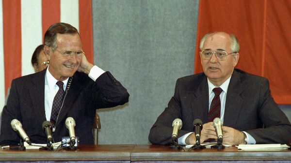Gorbaçov ve Bush - Sputnik Türkiye