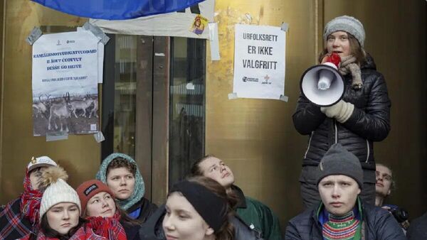 İklim aktivisti Greta Thunberg ve yerli aktivistler, Norveç'te tartışmalı olan rüzgâr türbinlerine karşı düzenledikleri protestoyu genişleterek çeşitli kamu binalarının girişlerini kapattı. - Sputnik Türkiye