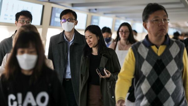 Yeni tip koronavirüs (Kovid-19) salgını ile mücadele tedbirleri kapsamında 2020 yılında Hong Kong'da maske zorunluluğu kararı uygulanmaya başlanmıştı, 945 gün yaklaşık 3 yıl süren bu karar 1 mart itibariyle resmen kaldırıldı. Bazı vatandaşların maske alışkanlığını sürdürmeye devam ettiği gözlemlendi.  - Sputnik Türkiye