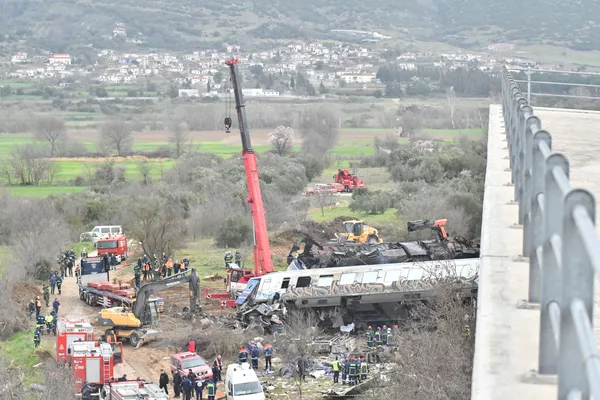 Yolcu treninin bazı vagonlarının raydan çıktığı ve ön vagonların yandığı kazada 32 kişi öldü, 25'i ağır 85 kişi yaralandı. Kazanın ardından trendeki yolcular otobüslerle Selanik, Larisa ve Katerini'ye götürüldü. - Sputnik Türkiye