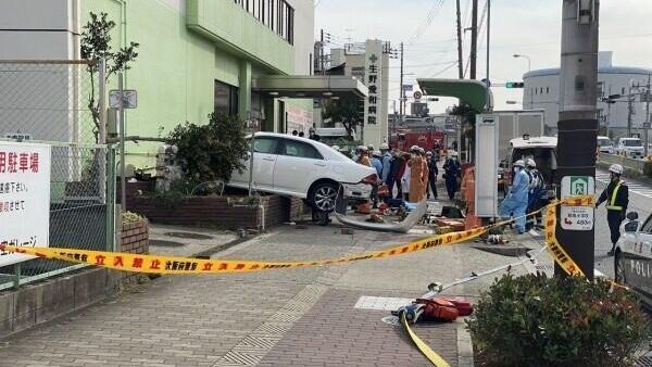 Japonya’nın Osaka eyaletinde bir sürücünün direksiyon hakimiyetini kaybederek hastane duvarına çarpması sonucu 2 kişi hayatını kaybetti. - Sputnik Türkiye