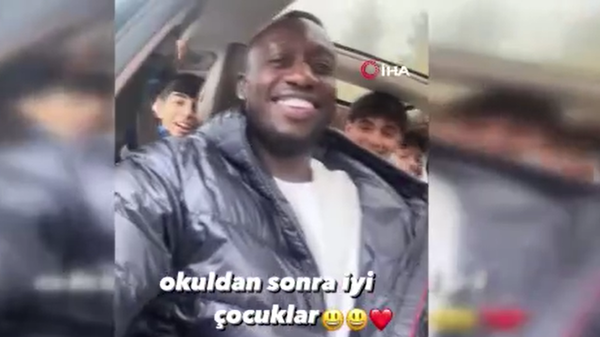 Diagne yolda gördüğü çocukları arabasına aldı - Sputnik Türkiye