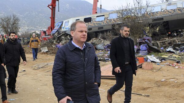 Yunanistan'ın Larissa bölgesinde iki trenin çarpıştığı kaza bölgesini ziyaret eden Kostas Karamanlis Ulaştırma Bakanlığından istifasını açıkladı. - Sputnik Türkiye