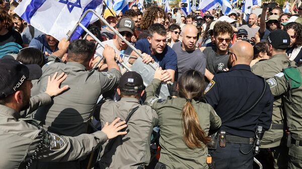 Protesters scuffle with members of Israeli security forces during a demonstration against the government's controversial justice reform bill in Tel Aviv on March 1, 2023. (Photo by JACK GUEZ / AFP) - Sputnik Türkiye