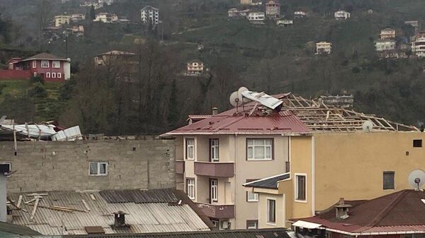 Rize'de etkili olan kuvvetli rüzgar nedeniyle bazı ev ve iş yerlerinin çatısı zarar gördü. - Sputnik Türkiye