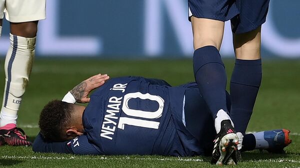 Fransa 1. Futbol Ligi (Ligue 1) ekiplerinden Paris Saint-Germain'in (PSG) Brezilyalı yıldızı Neymar, sakatlığı nedeniyle uzun süre forma giyemeyecek. - Sputnik Türkiye