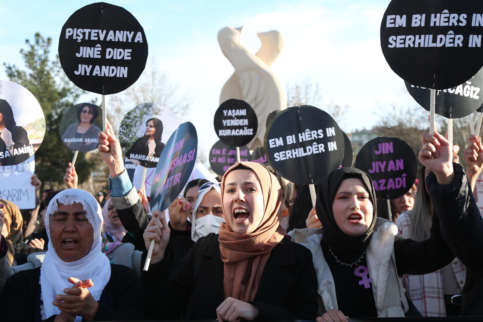 Diyarbakır'da kadınlar, 8 Mart eyleminde depremde yaşamını yitirenler anısına mum yaktı - Sputnik Türkiye, 1920, 08.03.2023