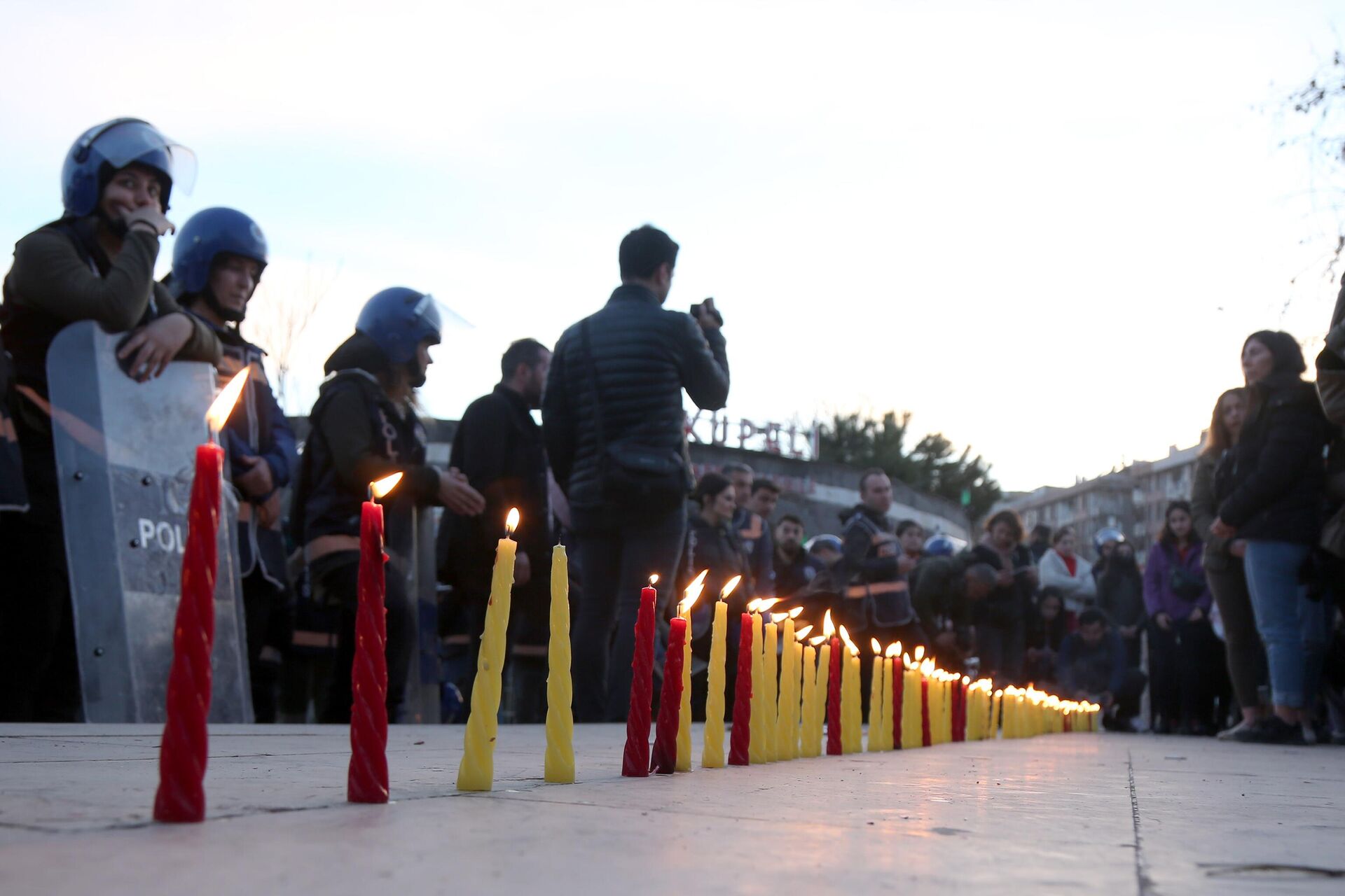 Diyarbakır'da kadınlar, 8 Mart eyleminde depremde yaşamını yitirenler anısına mum yaktı - Sputnik Türkiye, 1920, 08.03.2023