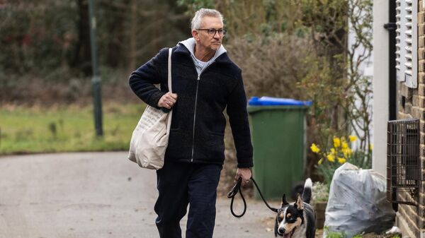 Gary Lineker Londra'da köpeğini gezdirirken - Sputnik Türkiye
