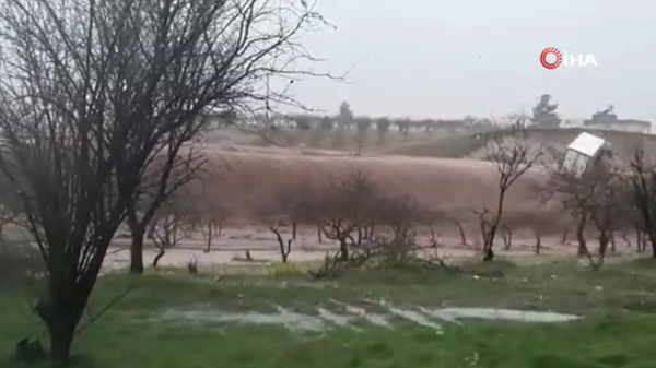 Şanlıurfa'da sel: Tır, yağmur sularında sürüklenerek dereye düştü - Sputnik Türkiye