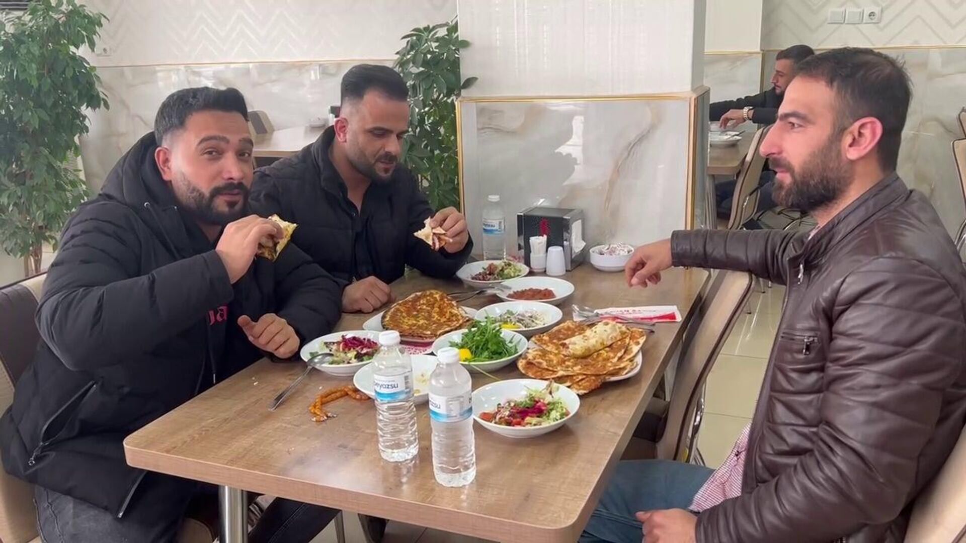 Afişle duyurdu: Ayrıldığı sevgilisinin en sevdiği yemek lahmacunu 115 bin  nüfuslu ilçeye ısmarladı - 15.03.2023, Sputnik Türkiye