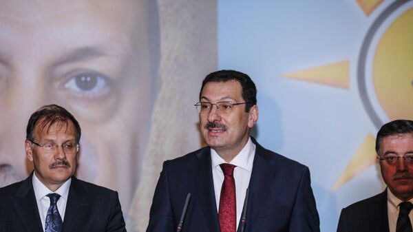 AK Parti Genel Başkan Yardımcısı Ali İhsan Yavuz, AK Parti Genel Merkezi'nde düzenlediği basın toplantısında Merkez Yürütme Kurulu (MYK) kararı ile aday adaylığı başvuru süresinin 22 Mart Çarşamba günü saat 17.00'a kadar uzatıldığını açıkladı. - Sputnik Türkiye
