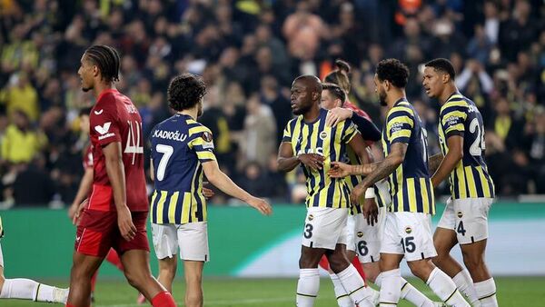 UEFA Avrupa Ligi son 16 turu rövanşında Fenerbahçe ile İspanya'nın Sevilla takımı arasındaki maç, sarı-lacivertli ekibin 1-0 üstünlüğüyle sona erdi. İlk maçı 2-0 kaybeden sarı-lacivertliler, Avrupa'ya veda etti. - Sputnik Türkiye