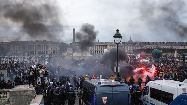 Fransa Başbakanı Elisabeth Borne'nin, iki aydır kitlesel protestolara yol açan tartışmalı emeklilik reformuna ilişkin yasa tasarısının Ulusal Meclis'te oylamaya sunulmadan onaylanması için Anayasa’nın 49. maddesinin 3. fıkrasının kullanılacağını açıklamasının ardından başkent Paris'te protesto düzenlendi. - Sputnik Türkiye