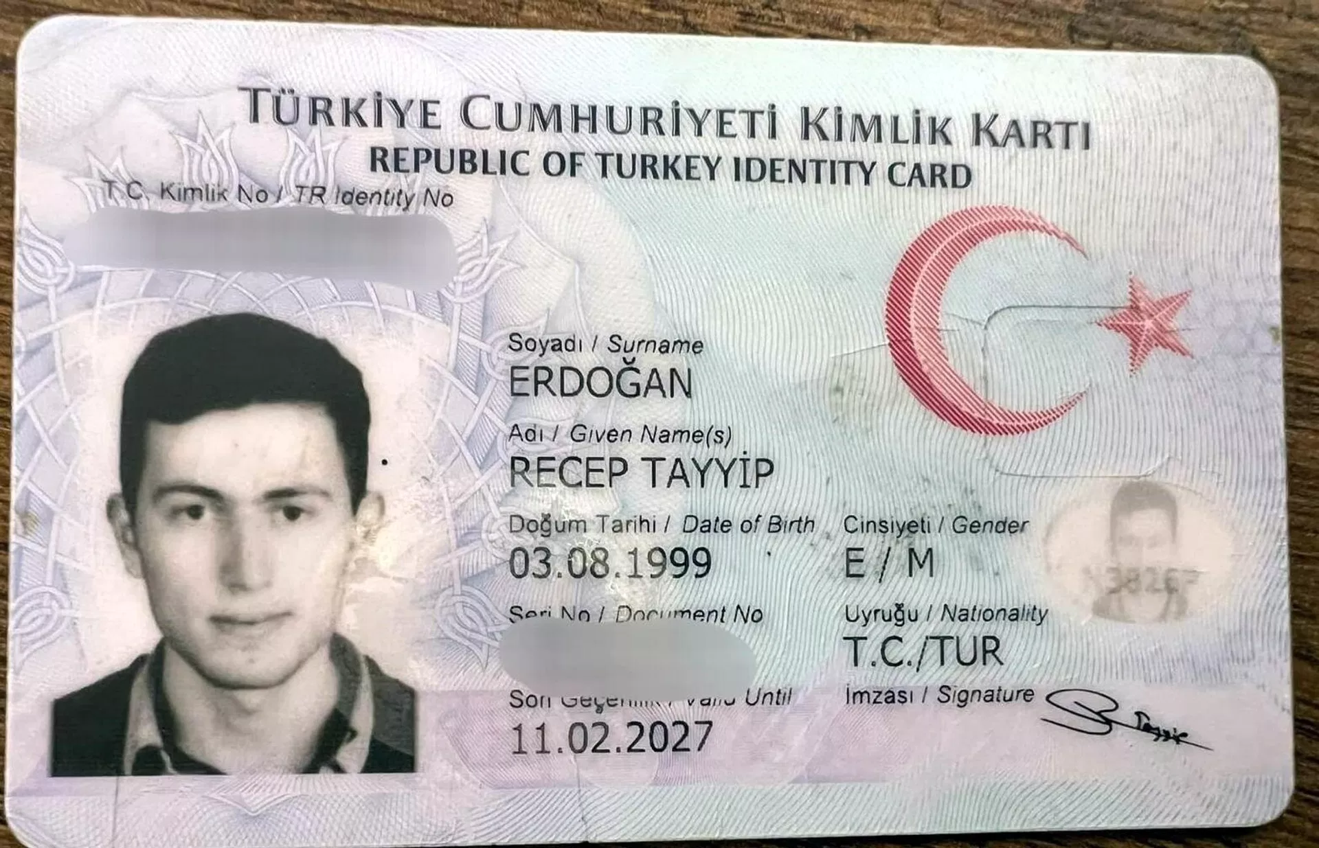İsminin Cumhurbaşkanı Recep Tayyip Erdoğan ile aynı olmasından dolayı çoğunlukla olumlu tepkiler aldığını belirten Erdoğan, inanmayanların kimliğini istediğini söyledi. - Sputnik Türkiye, 1920, 17.03.2023