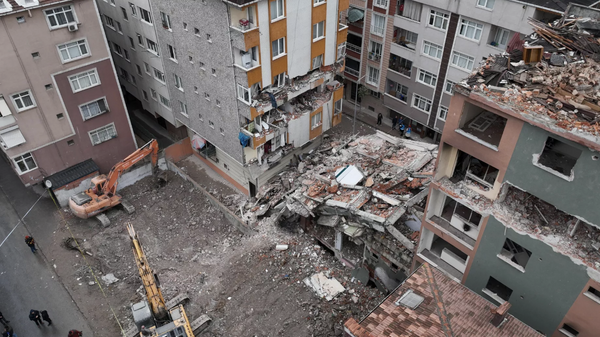 İstanbul'da kontrollü yıkılan bina, yan apartmanın üzerine çöktü - Sputnik Türkiye