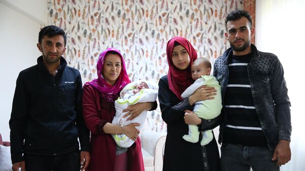 Kahramanmaraş merkezli depremlere Hatay'da yakalanan 2 aile, tedavi için getirildikleri Mersin'de devlet korumasına alınan bebeklerine DNA örneklerinin uyuşmasıyla kavuştu - Sputnik Türkiye