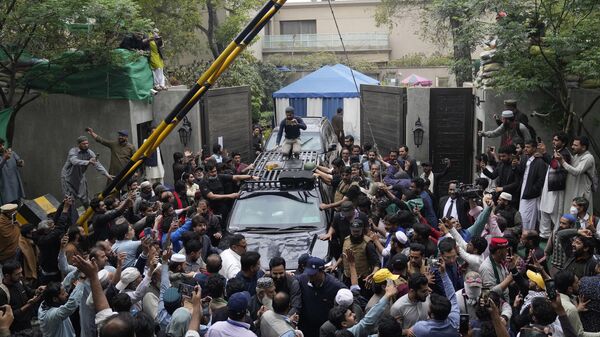 Pakistan'da eski Başbakan Imran Han'ın Lahor'daki konutuna gerçekleştirilen polis operasyonunda, destekçilerinin kurduğu kamp ve çadırlar yıkıldı. Taraflar arasında tansiyon yükselirken, 30 kişi gözaltına alındı. - Sputnik Türkiye