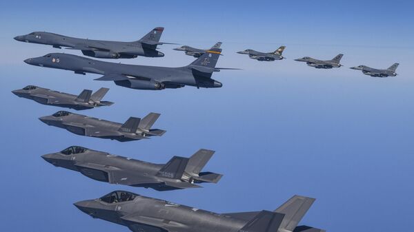 ABD-Güney Kore ortak tatbikatında ABD'nin B-1B bombardıman uçakları  Güney Kore'nin F-35A ve ABD'nin F-16 savaş uçakları eşliğinde uçarken  - Sputnik Türkiye