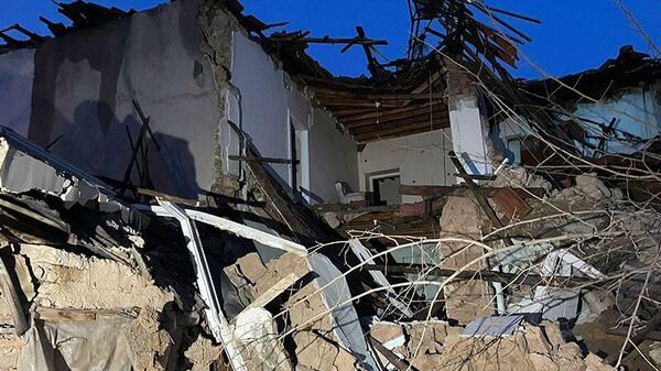 Malatya'da, Kahramanmaraş merkezli depremlerde ağır hasar alan iki katlı binanın bir kısmı kendiliğinden çöktü. - Sputnik Türkiye
