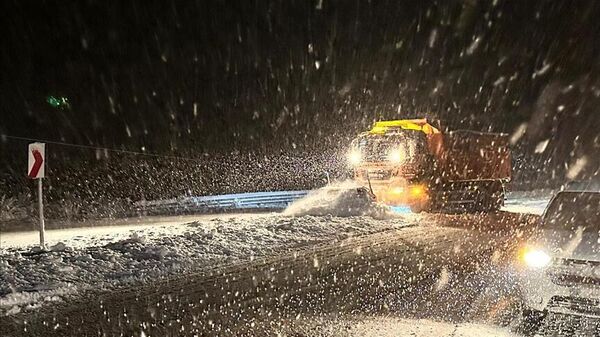 Bayburt-Erzurum karayolu, yoğun kar yağışı ve tipi nedeniyle ulaşıma kapandı. - Sputnik Türkiye