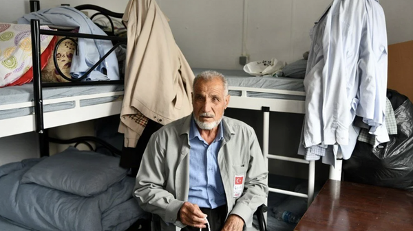 Gaziantep'te yıkılan evin enkazından kurtulan 78 yaşındaki Halil Karakuş'un, eşinin ölümüne neden olan koronavirüsü yendiği; tedavi görürken de hastanede meydana gelen ve 11 kişinin hayatını kaybettiği patlamadan sağ kurtulduğu öğrenildi. - Sputnik Türkiye