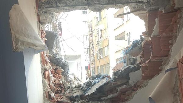 Yıkımı süren eski bina, yanındaki evin duvarını da söktü - Sputnik Türkiye