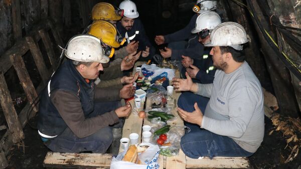 Zonguldak'ta kömür ocaklarında çalışan işçiler, yerin metrelerce altında ilk sahurlarını yaptı. İlk sahurlarını ailelerinden uzak yerin metrelerce altında yapan işçiler, daha sonra maden ocağındaki mesailerini sürdürdü.  - Sputnik Türkiye