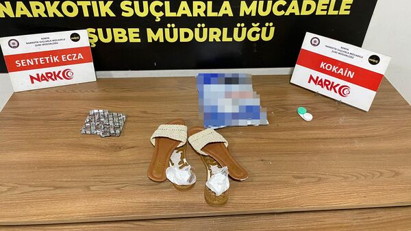 Konya’da narkotik ekipleri bir adrese düzenledikleri baskın sırasında gelen kargo paketinin içerisinde bulunan terliğe gizlenmiş 30 gram kokain ele geçirdi. Olayla ilgili 1 kişi gözaltına alındı.
 - Sputnik Türkiye