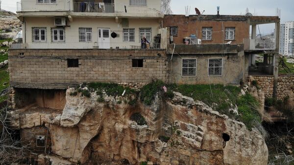 Mardin'de mağaranın üzerine 3 katlı ev yapıldı - Sputnik Türkiye