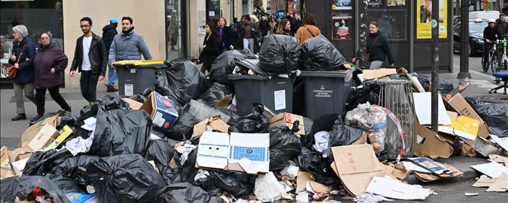 Fransa'da Cumhurbaşkanı Emmanuel Macron'un emeklilik reformuna karşı Paris'te çöp toplayıcıların 6 Mart'ta başlayan grevinde sokaklarda binlerce ton çöp birikti.  - Sputnik Türkiye, 1920, 30.09.2023