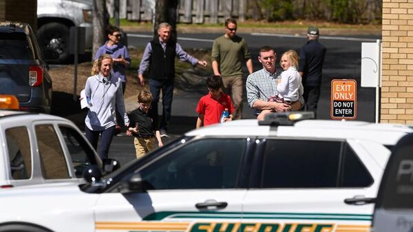 ABD'nin Tennessee eyaletine bağlı Nashville kentinde bir ilkokulda düzenlenen, 3'ü çocuk 6 kişinin yaşamını yitirdiği silahlı saldırıyla ilgili polis kamerasınca kaydedilen görüntüler yayınlandı. - Sputnik Türkiye