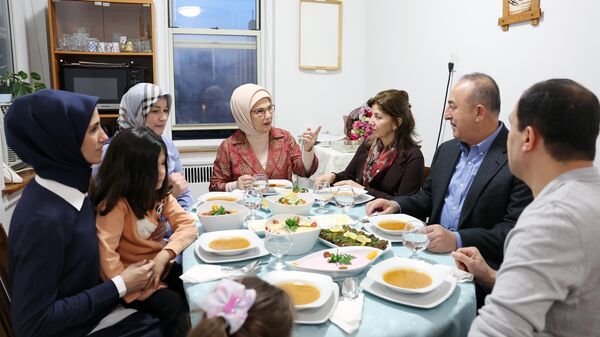 Emine Erdoğan, New York'ta Türk ailenin evinde iftar yaptı - Sputnik Türkiye